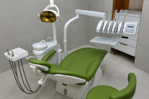یونیت دندانپزشکی دست دوم سبز رنگ با طراحی کامل شامل صندلی، چراغ، کراشوار و تابلت ابزار در محیط کلینیکی مدرن